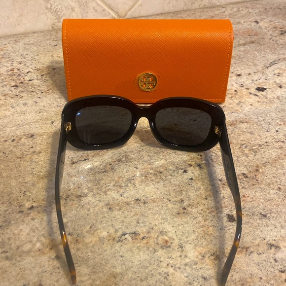 TORY BURCH NEW SUNGLASSES, CASE AND POUCH - Picture 15 of 16